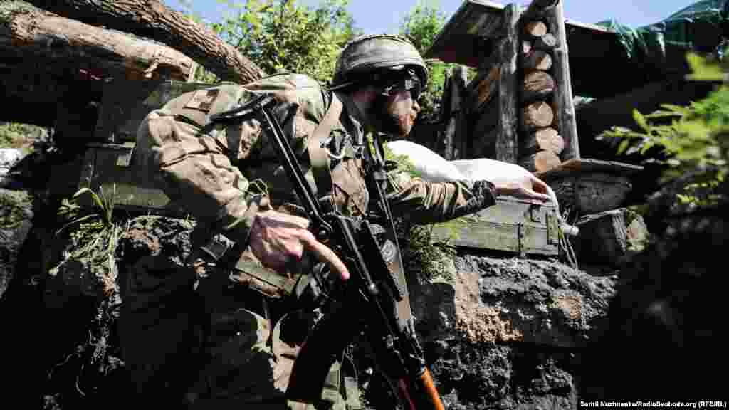 Нині ж ця зона контролюється військовими, де обладнані позиції. Українських військових регулярно обстрілюють російські гібридні сили із крупнокаліберної зброї, різних артилерійських систем. Свої домівки покинули цивільні, а військові обладнали оборонні споруди