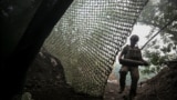Артилерист 93-ї ОМБр «Холодний Яр» ЗСУ несе снаряд для самохідної гаубиці M109 Paladin на позиціях поблизу Костянтинівки, 5 липня 2025 року