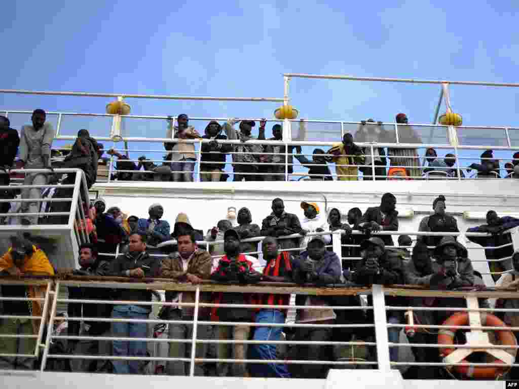 Libija - Oko 800 civila i migranata napustilo je područje Bengazija uz pomoć Međunarodne organizacije za migracije, 05.05.2011. Foto: AFP / Saeed Khan 