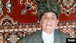 Абдулхаким Исмаилов, ветеран Второй мировой войны, в день его 85-летия. Дагестан, 30 апреля 2002 года. 