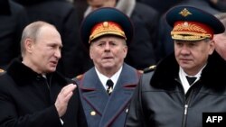 Президент Росії Володимир Путін (ліворуч) та міністр оборони Росії Сергій Шойгу (праворуч). Москва, 23 лютого 2015 року