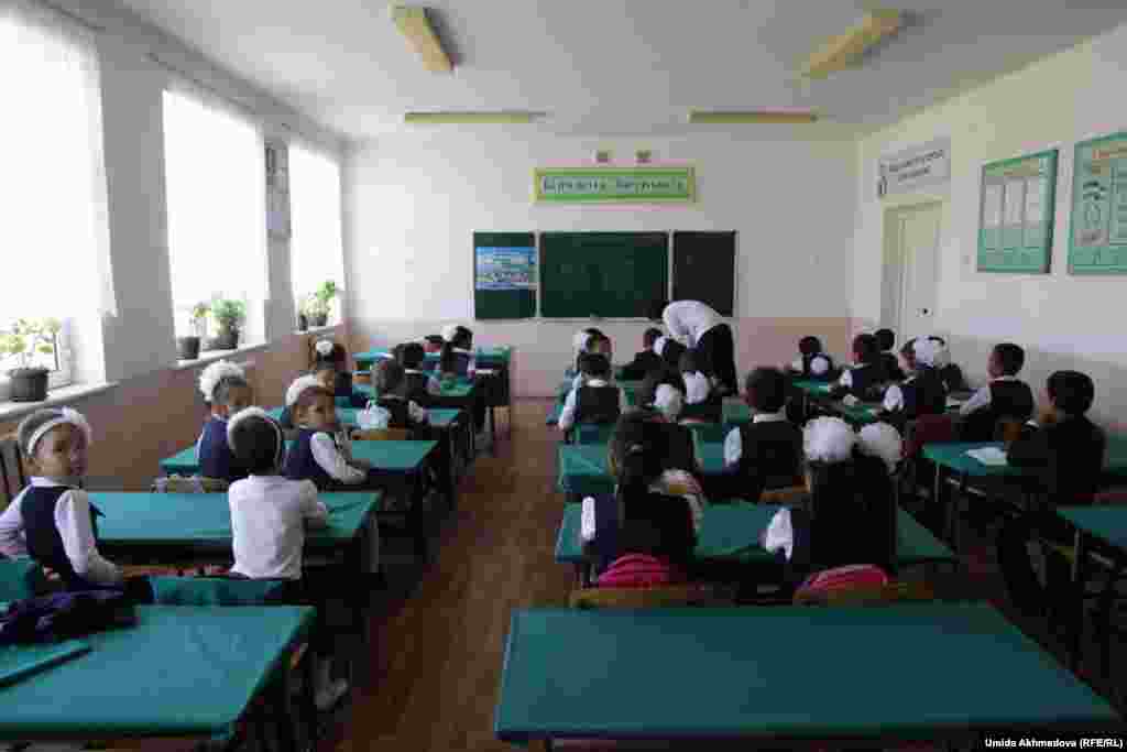 Ученики на уроке. Ташкентская область, 9 сентября 2015 года.