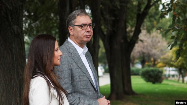 Radhë të gjata para vendvotimeve në Serbi  pjesëmarrja deri në orën 09 00 arrin në 12 