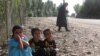 Умрининг ўнлаб йилларини қамоқда ўтказишга маҳкум минглаб диндорлар ортида қолган болаларнинг умри асосан кутиш ва йўл қараш билан ўтмоқда.
