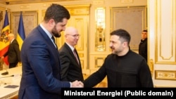 Ministrul moldovean al Energiei, Dorin Junghietu, cu președintele ucrainean Volodimir Zelenski, în februarie 2026