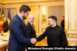 Președintele Ucrainei, Volodimir Zelenski (dreapta), și ministrul moldovean al Energiei, Dorin Junghietu (stânga), la întâlnirea de la Kiev cu delegația condusă de premierul moldovean Alexandru Munteanu, 10 februarie 2026