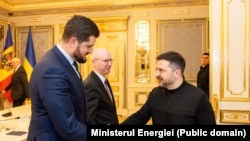 Ministrul moldovean al Energiei, Dorin Junghietu, cu președintele ucrainean Volodimir Zelenski, în februarie 2026