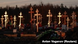 Участок кладбища на окраине Петербурга, где хоронят умерших с коронавирусной инфекцией