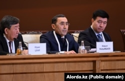 BI Group құрылтайшысы Айдын Рахымбаев (ортада) президенттің кәсіпкерлермен кездесуіне қатысып отыр. Астана, 7 ақпан, 2025 жыл.