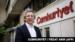 Гловный редактор газети Cumhuriyet Джан Дюндар