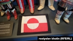 Флаг Гренландии, доставленный на Международную космическую станцию датским космонавтом в 2023 году, сейчас выставлен в Национальном музее страны в Нууке