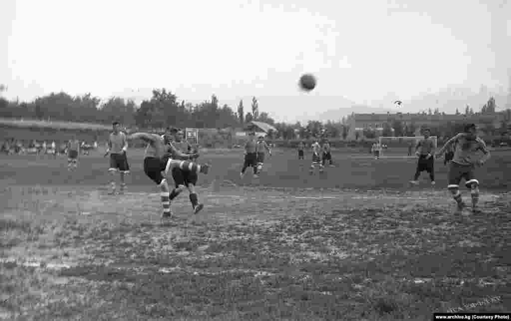 Фрунзе жана Ташкент шаарларынын футбол боюнча курама командаларынын беттеши. Фрунзе, 1948-жыл.