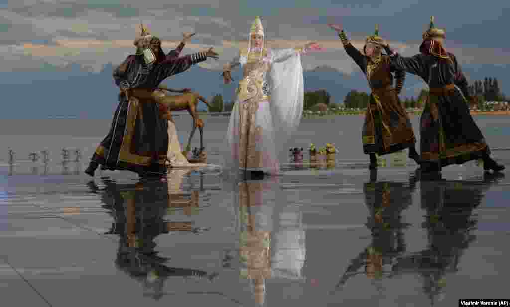 Моделі демонструють колекцію російського дизайнера Кіми Донгак під час Всесвітнього фестивалю моди кочівників Іссик-Куль 2021 року у Чолпон-Аті, курортному місті на північному березі озера Іссик-Куль