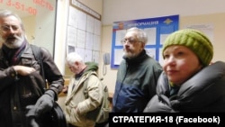 Активисты группы «Стратегия-18» в 78-ом отделе полиции Центрального района Санкт-Петербурга в момент задержания Нелаева