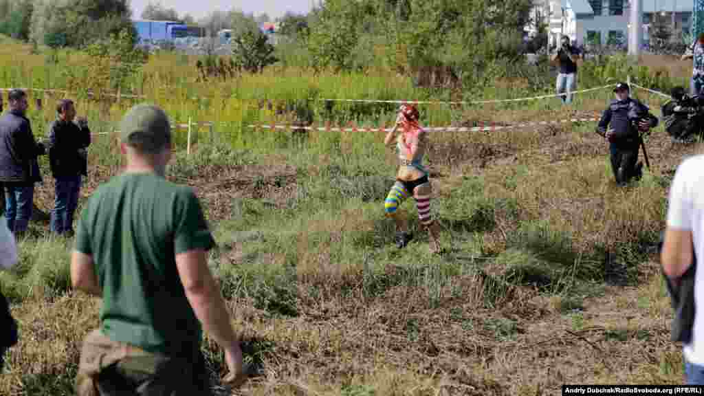 Біля пункту пропуску &laquo;Краковець&raquo;, де прихильники Міхеїла Саакашвілі збираються &laquo;зустрічати&raquo; його з Польщі, поліція затримала напівоголену активістку руху Femen, що протестувала проти дій і Саакашвілі, і влади України щодо одне одного. Краковець, 10 вересня 2017 року БІЛЬШЕ ПРО ЦЕ