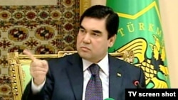 Prezident Gurbanguly Berdimuhamedow hökümet maslahatynda, 2011-nji ýyl.