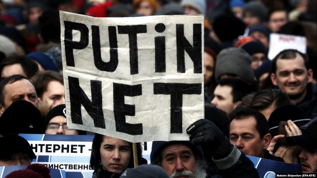 Oamenii participă la un protest împotriva proiectului de lege despre RuNet suveran și cenzură pe internet, la Moscova în martie 2019.