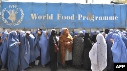 تعدادی از زنان فقیر در کابل که برای دریافت کمک های بشری سازمان ملل صف کشیده اند 