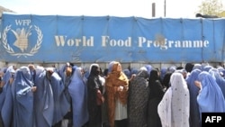 په کابل کې ښځې د ملګرو ملتونو د خوراک نړيوال پروګرام مرستو ته ولاړې دي - انځور له ارشیفه 