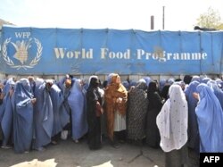 بسیاری از نیازمندان به ویژه زنان فقیر در افغانستان از عدم دسترسی به کمک ها شکایت دارند