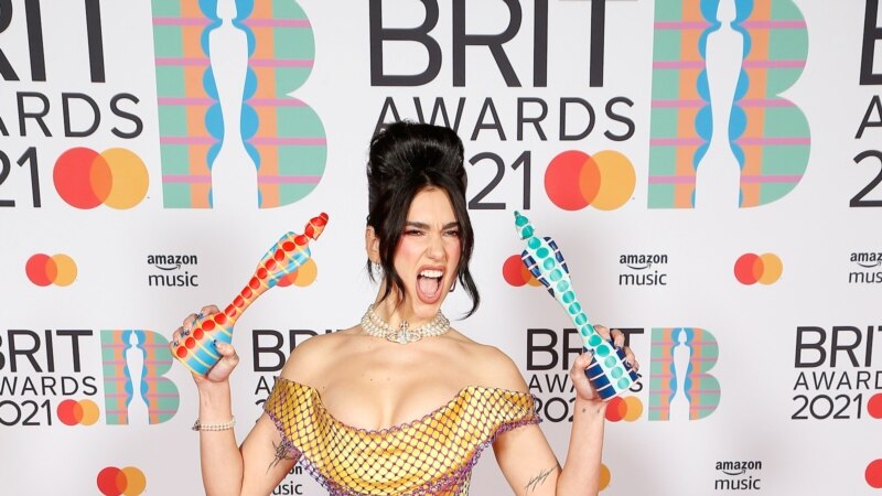 Dua Lipa fiton dy çmime në Brit Awards