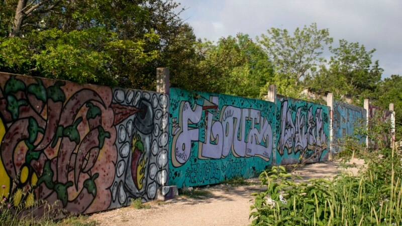 Красочные граффити, пейнтбол и разрушенные казармы: где в Севастополе хотят построить ИВС (фотогалерея)