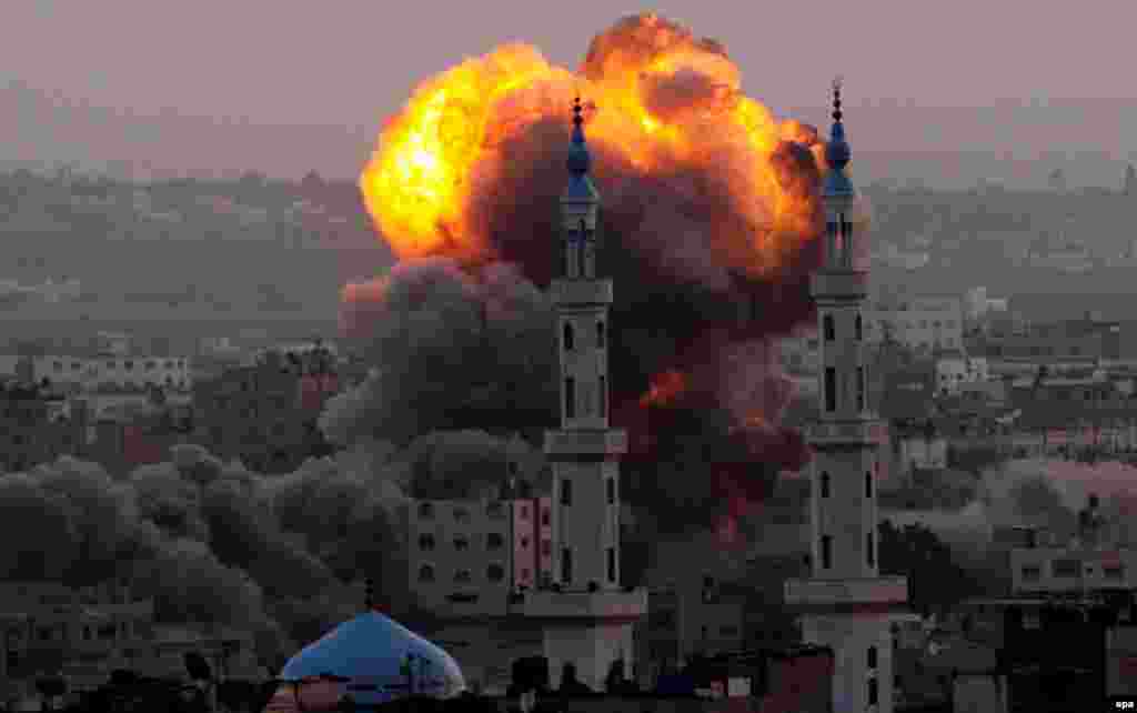 17 ноябрьдә Газзә шәһәрендә Израил ракета һөҗүменнән соң утлы төтен күтәрелә