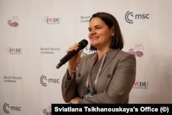 Сьвятлана Ціханоўская падчас выступу на сустрэчы міжнароднай сеткі «Жанчыны — палітычныя лідэркі» 13 лютага 2026 году