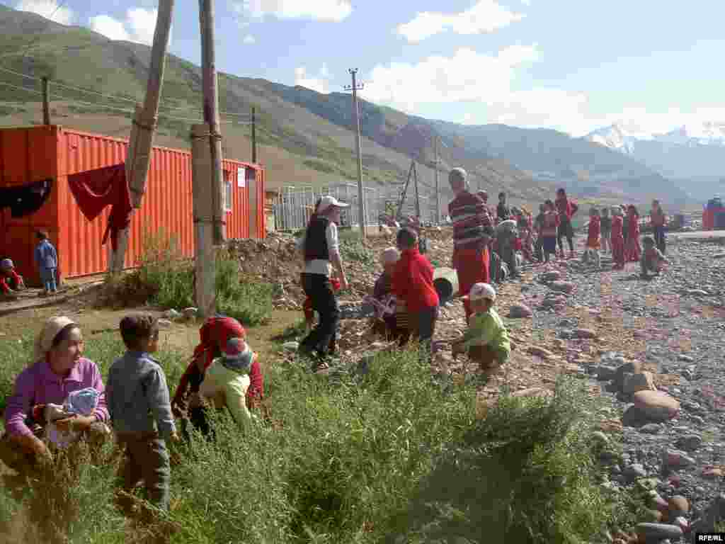 I dalje bez domova - Kirgistan - Većina porodica iz sela Nura koji su u prošlogodišnjem zemljotresu izgubili svoje domove i dalje su beskućnici, 17. avgust 2009. 