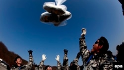 Перебежчики отправляют в КНДР воздушные шары с антиправительственными листовками (архивное фото)