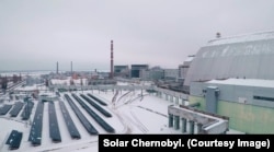 Чернобилдаги 4-сонли реактор қолдиқларини ўраб турувчи иншоот яқинидаги қуёш панеллари. Solar Chernobyl фотосурати.