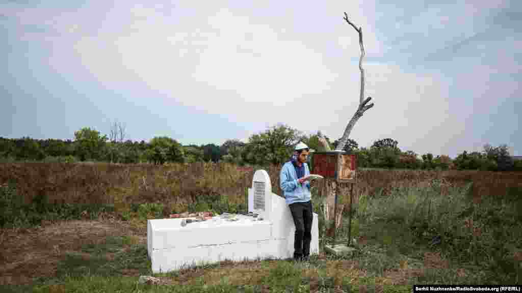 A Hasidic pilgrim finds a quiet place for contemplation. 