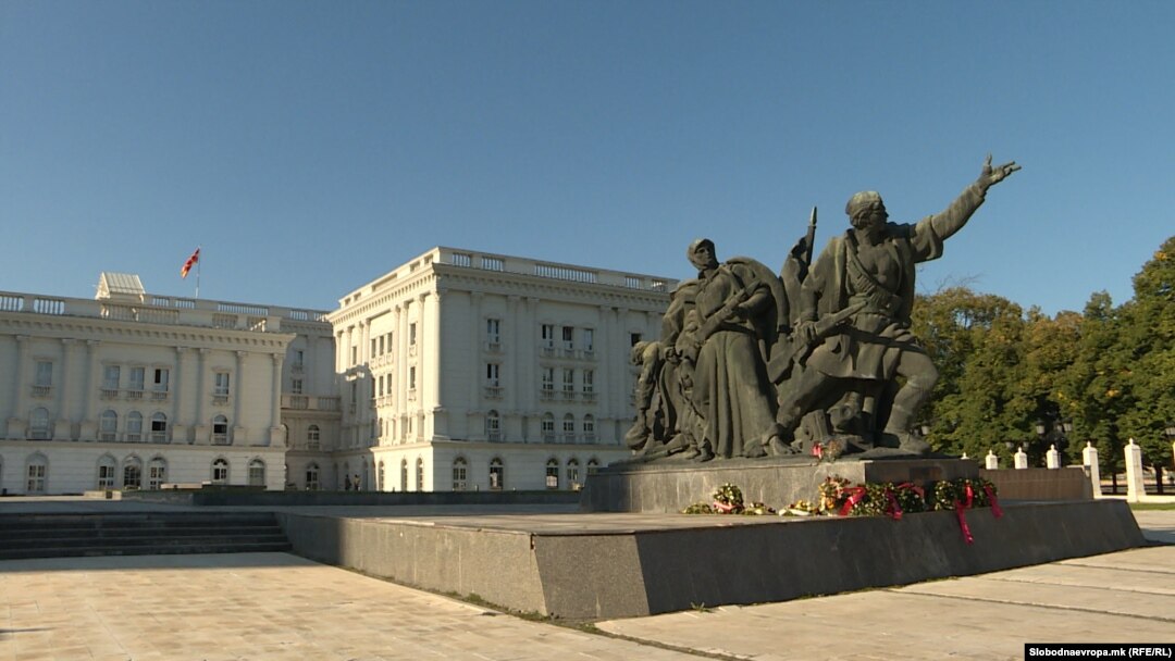Споменик на ослободителите на Скопје, лоциран пред здрадата на Владата. 