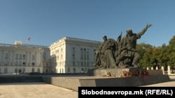Споменик на ослободителите на Скопје, лоциран пред здрадата на Владата. 