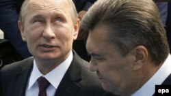 Архивное фото: Владимир Путин и Виктор Янукович в Киеве на Владимирской горке, 27 июля 2013 года