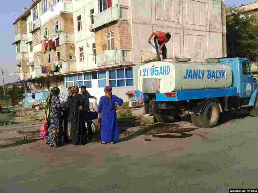 Hökümede degişli balyk satýan maşyn
