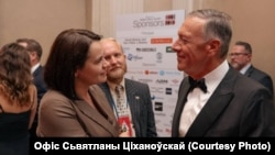Лідэрка дэмакратычных сілаў Беларусі Сьвятлана Ціахноўская, дыпляматычны дарадца Дзяніс Кучынскі і былы Дзяржсакратар ЗША Майк Пампэа на палях сэсіі Генэральнай асамблеіі ААН у Нью-Ёрку. 