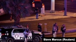 Полиция на бульваре в Лас-Вегасе в районе оцепления. 2 октября 2017 года.
