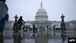 «Кожен долар, який надходить у російський енергетичний сектор, допомагає підтримувати військову машину Путіна», кажуть деякі конгресмени США