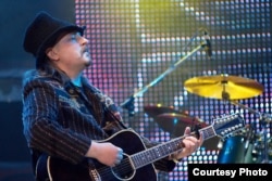 Алег Хаменка падчас выступу, архіўнае фота