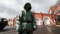 Химиялық қорғаныш киіміндегі Ресей сарбазы. Санкт-Петербург, 15 сәуір 2020 жыл.
