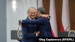 Premierul polonez, Donald Tusk, îl îmbrățișează pe omologul său moldovean, Dorin Recean, după o întrevedere în Casa Guvernului din Chișinău, pe 4 septembrie 2024