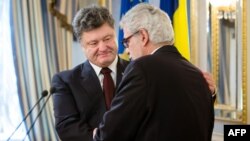 Петро Порошенко (л) і Хрістос Стіліанідіс (п) під час зустрічі в Києві, 26 січня 2015 року