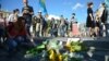 Киевляне несут цветы на место, где был убит Павел Шеремет