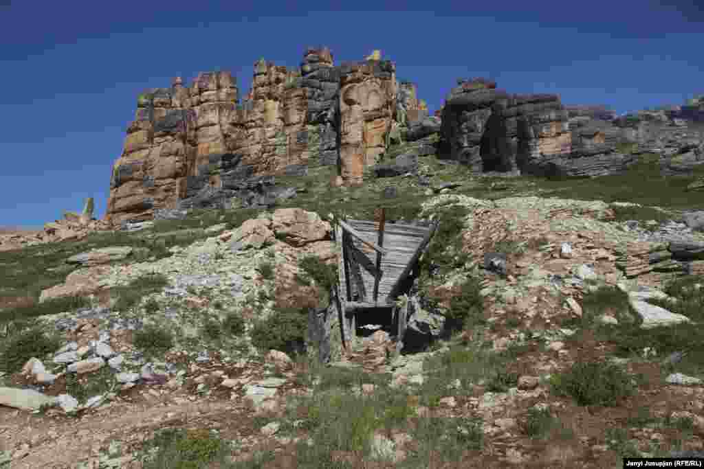 Вход в урановый рудник, на котором работали заключенные ГУЛАГа. &nbsp;