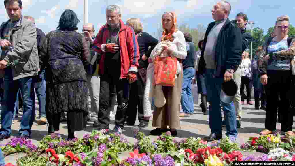 Одесити кладуть квіти під Будинком профспілок