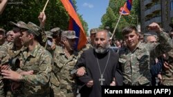 Вірменські військові приєдналися до протестувальників, Єреван, 23 квітня 2018 року