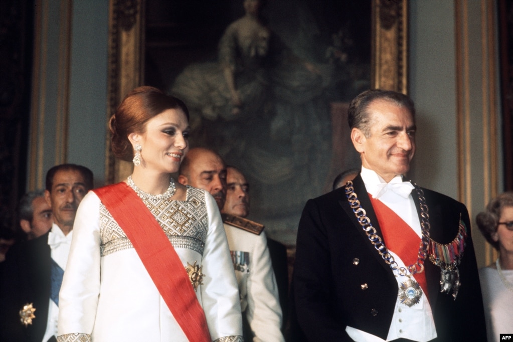 Lo scià e l'imperatrice Farah visitano Versailles, vicino a Parigi, nel giugno 1974.