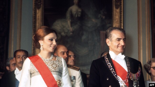 Shahu i Iranit Mohammed Reza Pahlavi dhe gruaja e tij Farah Diba më 24 qershor 1974.