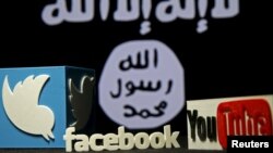 Объемные логотипы социальных сетей Twitter, Facebook и сайта YouTube на фоне флага экстремистской группировки «Исламское государство» (ИГ). Иллюстративное фото.
